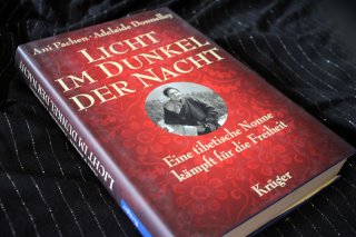 LICHT IM DUNKEL DER NACHT - Eine tibetische Frau kämpft für die Freiheit Ani Pachen