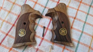 Smith & Wesson Holzgriffschalen der besonderen Art - Neu - .NP 129,00 Euro !!!!!
