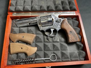 Gravierter Revolver wie gezeigt: Nicht für 3-4 Tausend!