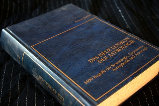 DAS NEUE LEXIKON DER ASTROLOGIE - 1400 Begriffe der Kosmologie Astronomie Astrophysik und Astrologie