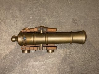 Schwarzpulver-Modellkanone Messing auf Holzlafette mit Prüfzeichen
