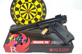 Schwarze Ruger Mark IV mit großem Starterpaket