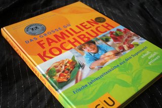 DAS GROSSE GU FAMILIENKOCHBUCH - Frische Jahreszeitenküche aus dem Supermarkt