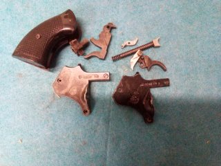 Biete ERSATZTEILE FÜR EINEN Revolver Modell Jaguar.