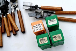 6 x Gießkokillen mit Handgriff 1 x RCBS 38-150 5 x LEE: 90376, 90374, 90991, 90463, 90472 Minie