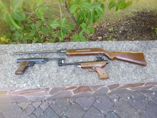 Ein Luftgewehr und Zwei Pistolen