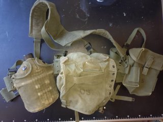 US Koppel mit Buttpack, Feldflasche, Magazin Tasche Vietnam Krieg