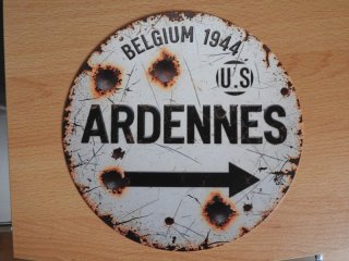 Blechschild zur Erinnerung an die Ardennenoffensive