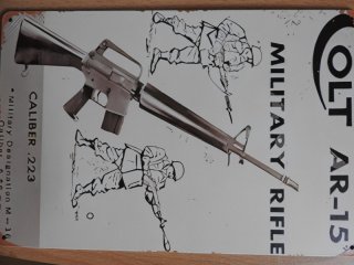 Blech-Werbeschild der Fa. Colt für AR-15