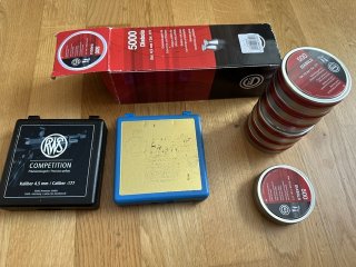 6 Dosen Geco Diabolo, 2 Schirmmützen, 2 Sortierboxen