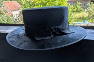 2 ANTIKE HÜTE AUS SAMMLUNG FÜRS WESTERNHOBBY