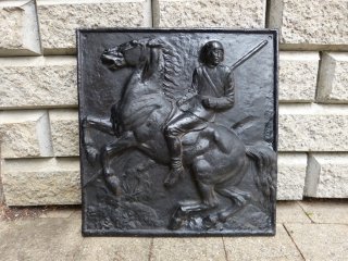Relief eines Kavallerie Reiters mit Stahlhelm und Gewehr