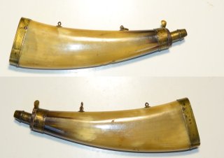 Original Pulverhorn, flach, Messingbesatz