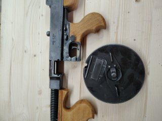 MP Thompson mit Trommelmagazin Modellwaffe
