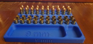 Ladebrett für 9 mm mit Fächer für Geschosse und Zündhütchen