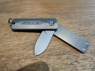 TiNova Mini EDC Messer aus Titan mit integrierten Tritium-Stäben