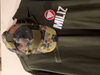 Mehrere Hemden und Funktionsshirt österreichisches Bundesheer MILIZ mit Kappe Flecktarn