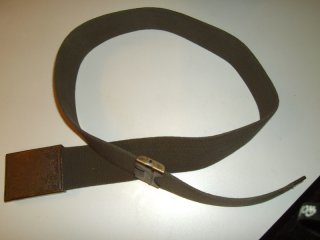 Gebrauchter BW Hosengürtel oliv, aus reißfestem Textilmaterial. Robuste und stabile