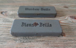 WH - MASKEN/DIENSTBRILLE PERSONALISIERTES WK "V" STUTTGART/ROTTWEIL KONVOLUT