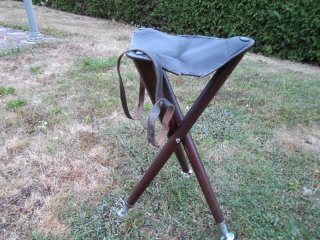 Dreibein-Ansitzstuhl mit derbem dunkelbraunem Ledersitz, Sitzhöhe ca. 65 cm, Streben aus massivem Ha