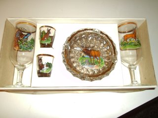 Weihnachten kommt bald. Geschenkpackung für Jäger mit 2 Pilsgläsern, 2 Schnapsgläsern und