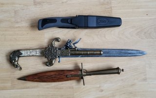 Tauchermesser u. 2 unbekannte Dolche , no Bajonett, Säbel