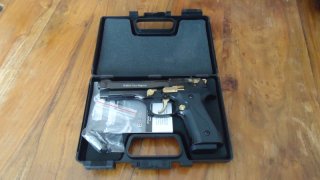 Pistole (der Beretta F92 nachempfunden) in Kaliber: 9mm P. A. Knall inkl. Zubehör