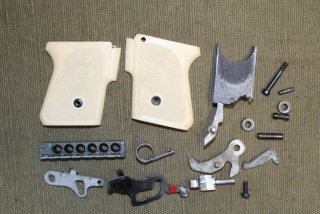 Teile Set für Pistole Walther U. P. Mod. 1 Kal. 6mm teilweise defekt