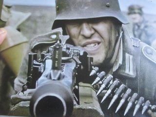 Krieg MG 42 in Stellung auf Blech 20x30 cm 2