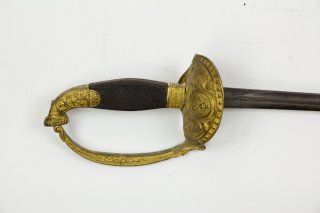 Degenb, Frankreich, Restauration, wohl Stabsoffizier, Bronze vergoldetes Gefäß, verzierter Griffbüge
