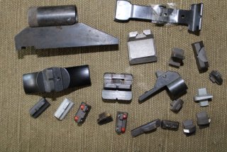 10 gebrauchte Korne und 10 gebrauchte Visiere aus Metall