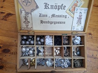 Kasten voll Reenactmentknöpfe