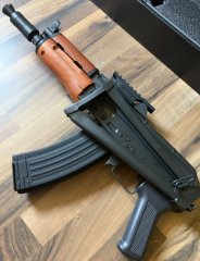 APS / K&Z AKS-74U S-AEG (ASK205) >0,5J mit F-Zeichen, Echtholz, Schalldämpfer & Zubehör