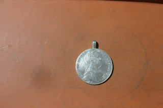 Silbermünze Theresientaler mit Öse als Anhänger für eine Kette