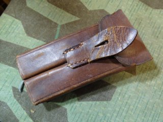 (2) Seltene P 08 Doppel Magazintasche, 1. Weltkrieg, Umriss Stempel im Deckel