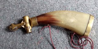 Antikes Pulverhorn mit Automatik Dosierung, Super!