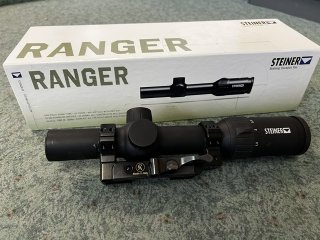 Zielfernrohr Steiner Ranger 1-4x24 mit montierter Weaver Picatinny Montage