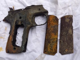 Pistole, Griffschalen, Wasserfund, Bodenfund, 45 ACP,