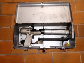 Bolzenschussgerät Schussapparat original DDR in Metallkiste