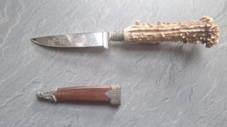 Jagdmesser mit Hirschmotiv