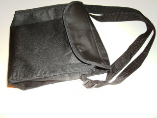Schwarze Kunststofftasche für kleines Fernglas oder für Munitionstransport oder als