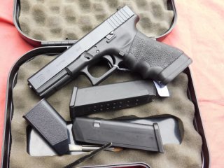 Glock 17 Gen. 3 Kal. 9 mm Luger komplett mit Reservemagazin, Jetfunnel, Leuchtvisier und Koffer
