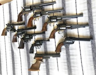 Konvolut Kurzwaffen (Perkussionsrevolver und Randfeuerwaffen)