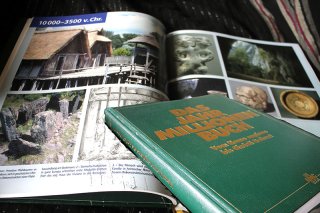 DAS JAHR MILLIONEN BUCH - Vom Homo Sapiens bis Christi Geburt Schweres ADAC-Werk
