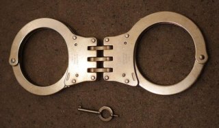 Neuwertig: Handfessel (Profimodell), Handschelle von TCH mit Schlüssel, NP 100 Euro