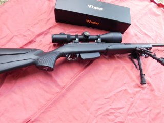 Tikka T3x Varmint, links, Kal. 308 mit ZF Vixen 6-24x58 mildot und Leuchtpunkt auf Sako Montage