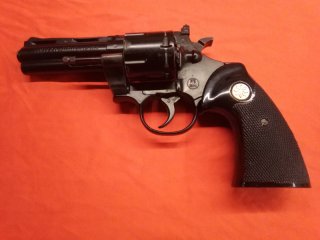 Biete einen Revolver Modell Python.9mm