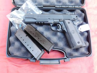 Hugo Schmeisser Pistole 1911 Kal. 45 ACP mit Reservemagazin und original Koffer